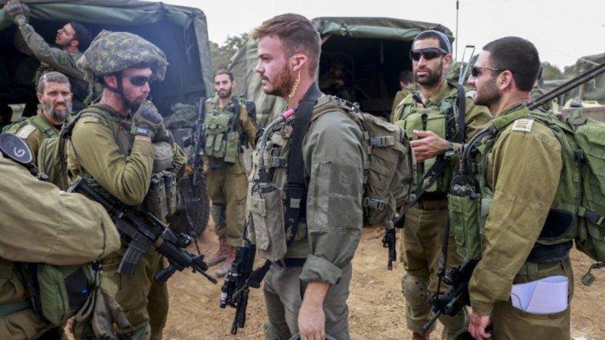 Tentara Israel berkumpul di dekat perbatasan dengan Jalur Gaza pada 5 Desember 2023, di tengah berlanjutnya pertempuran antara Israel dan kelompok militan Hamas.