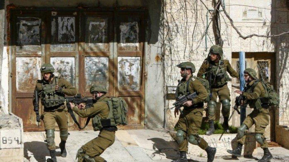 Tentara Israel saat baku tembak dengan militan Hamas di jalur Gaza. Dalam peperangan ini zionis yahudi diduga memberlakukan Protokol Hannibal, doktrin membunuh sesama tentara Israel agar tidak jadi sandera. Protokol ini telah ditangguhkan sejak 2016, akan tetapi diduga diberlakukan lagi saat menghadapi Hamas pada 2023.