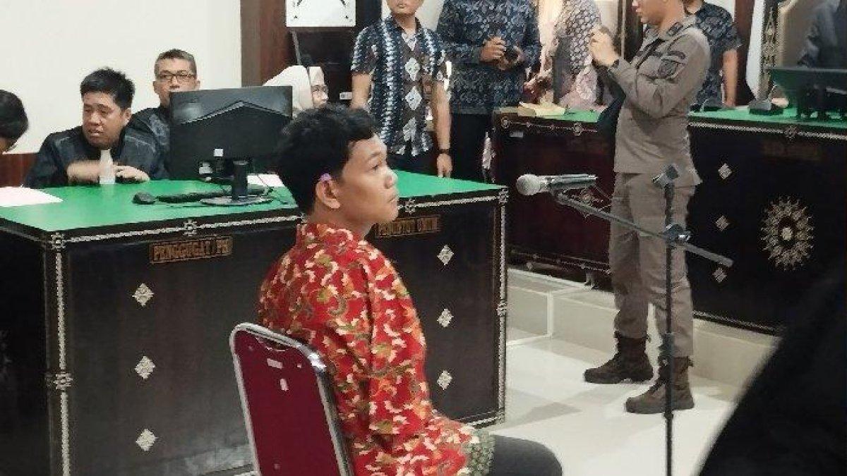 Terdakwa kasus dugaan pelecehan seksual I Wayan Agus Suartama saat duduk di kursi persidangan Pengadilan Negeri Mataram, Kamis (16/1/2025)