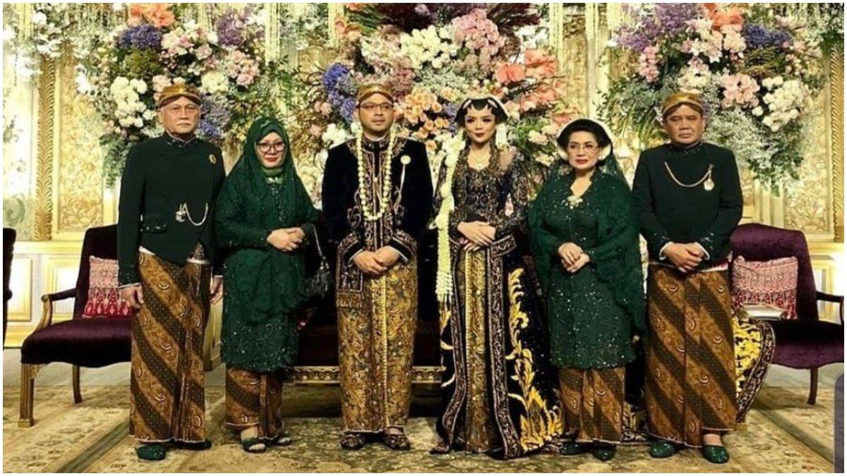 Terlihat juga pernikahan antara Danny dan Raiyah yang digelar secara mewah.
