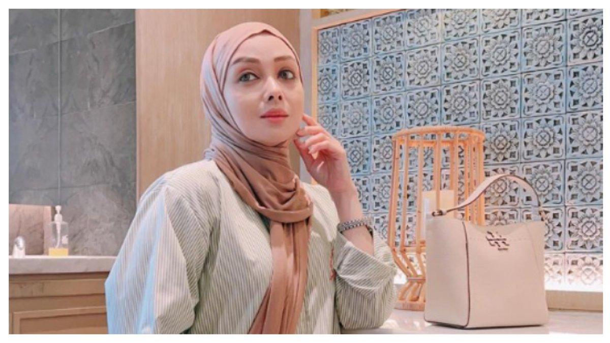 Artis lawas yang kini menetap di Amerika Serikat setelah menikah dengan Deryl Darmawan.