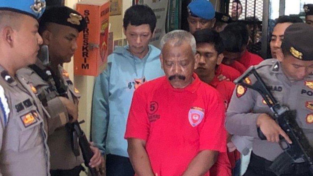 Tersangka, Kepsek berinisial MF saat berada di Mapolres Sampang, Jumat (9/2/2024) siang.