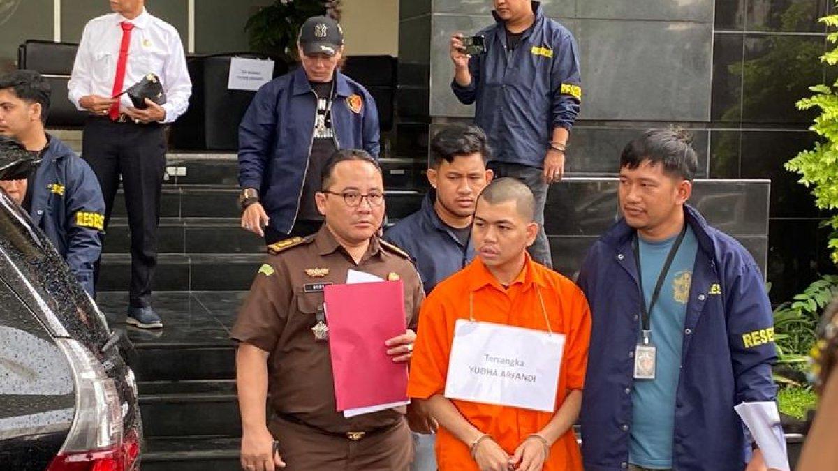 Tersangka Yudha Arfandi memeragakan 12 adegan dalam rekonstruksi adegan kasus kematian anak artis Tamara Tyasmara di Mapolda Metro Jaya, Rabu (24/2/2024).