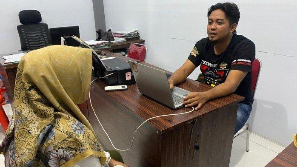 Tersangka pembacokan hingga merenggut nyawa Siti Maimuna (30) di Dusun Lorpolor, Desa Karang Gayam, Kecamatan Omben, Kabupaten Sampang, Madura saat diperiksa Tim Penyidik Sat Reskrim Polres Sampang, pada (15/1/2024) kemarin