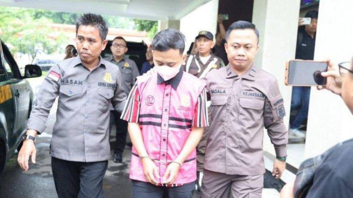 Tersangka pembobol Bank Banten Rp6,1 Miliar saat digiring menuju mobil tahanan.