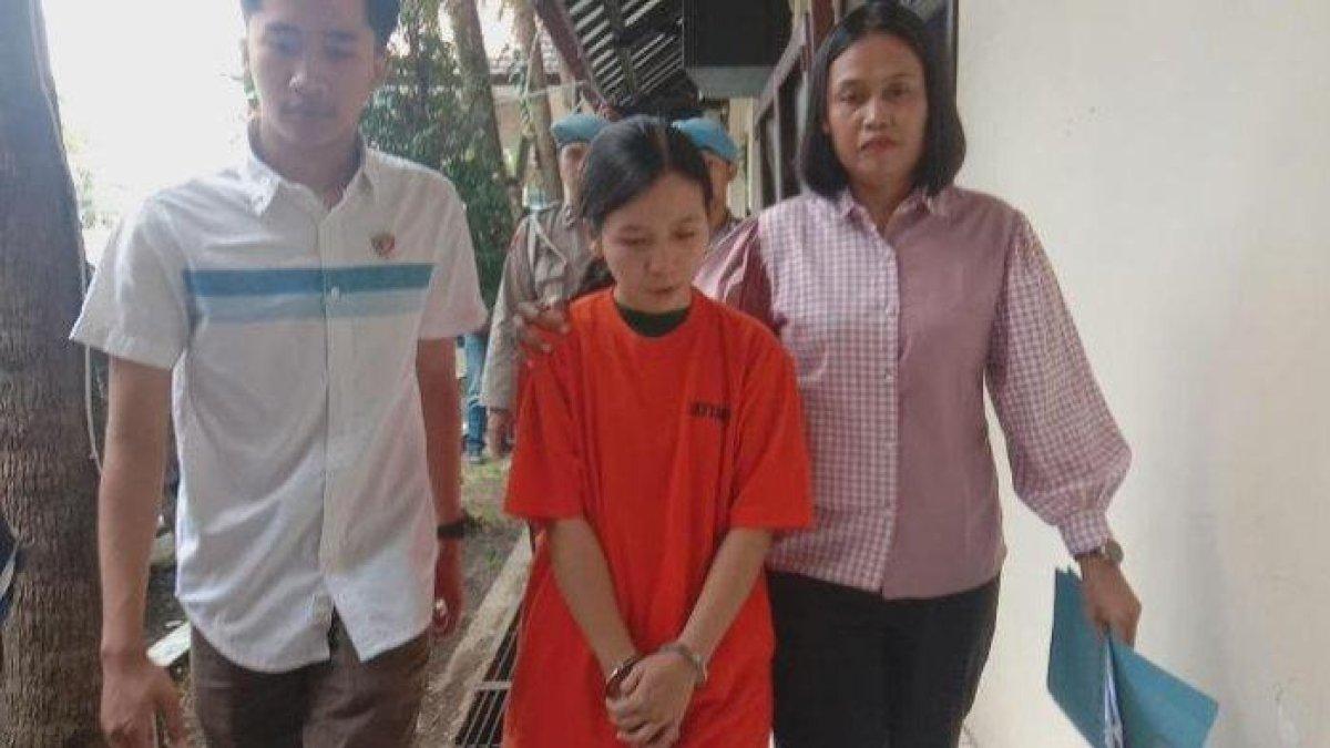 Tersangka penganiaya anak selebgram, IPS alias Indah (27), saat digelandang di Polresta Malang Kota, Sabtu (30/3/2024).
