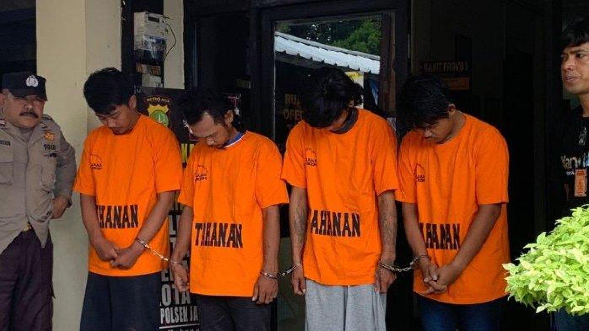 Empat tersangka kasus perampokan berencana di minimarket Alfamart di Jalan Kampung Rawa Roko, RT 003 RW 005, Kecamatan Rawalumbu, Kota Bekasi. Polisi berhasil menangkap keempat pelaku yang dihadirkan dalam konferensi pers di Polsek Bekasi Timur, Sabtu (5/8/2023).