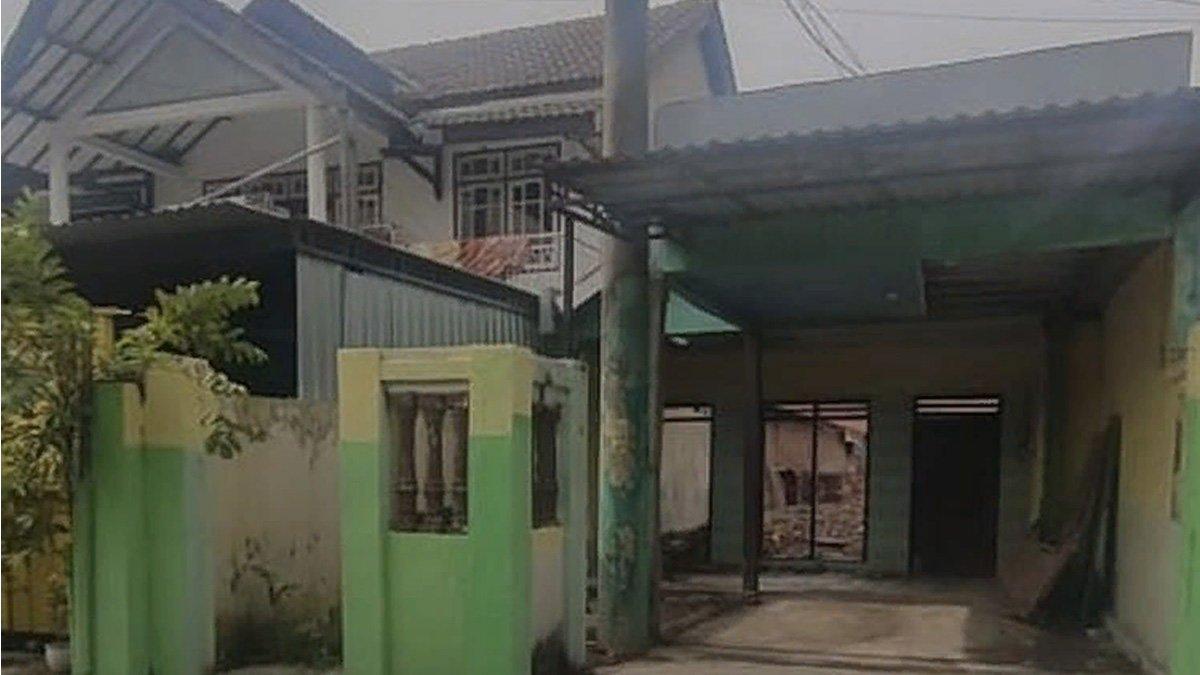 Tiang listrik di teras rumah warga