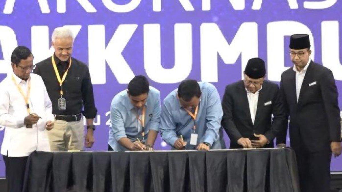 Tiga pasangan Capres-Cawapres menandatangani deklarasi kampanye damai dalam Rakornas Penegakkan Hukum Bawaslu, Senin (27/11/2023), di Hotel Grand Sahid, Sudirman, Jakarta Pusat.
