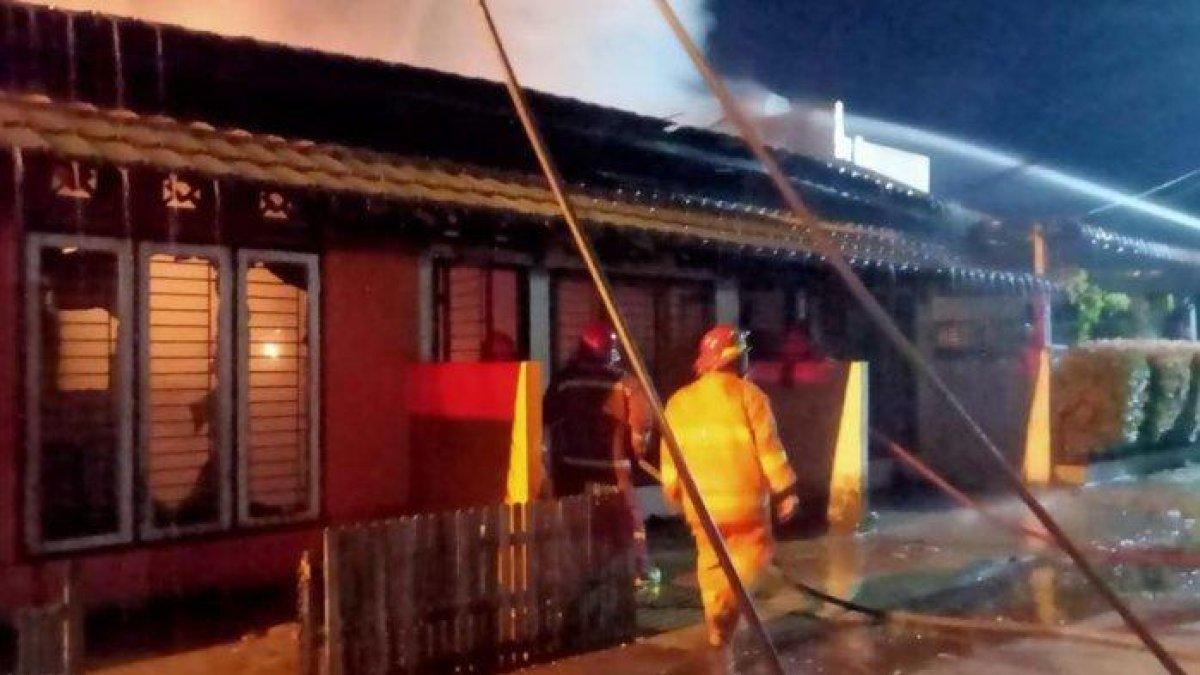 Tiga unit rumah bedeng di kawasan Tehok, Kelurahan Tambak Sari, Kota Jambi hangus dilahap si jago merah jelang malam pergantian tahun, pada Minggu (31/12/2023) sekitar pukul 22.00 WIB.