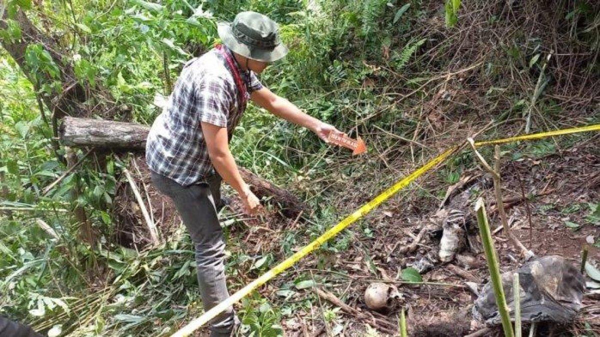 Tim Inafis Polres Cimahi saat melakukan identifikasi kerangka manusia