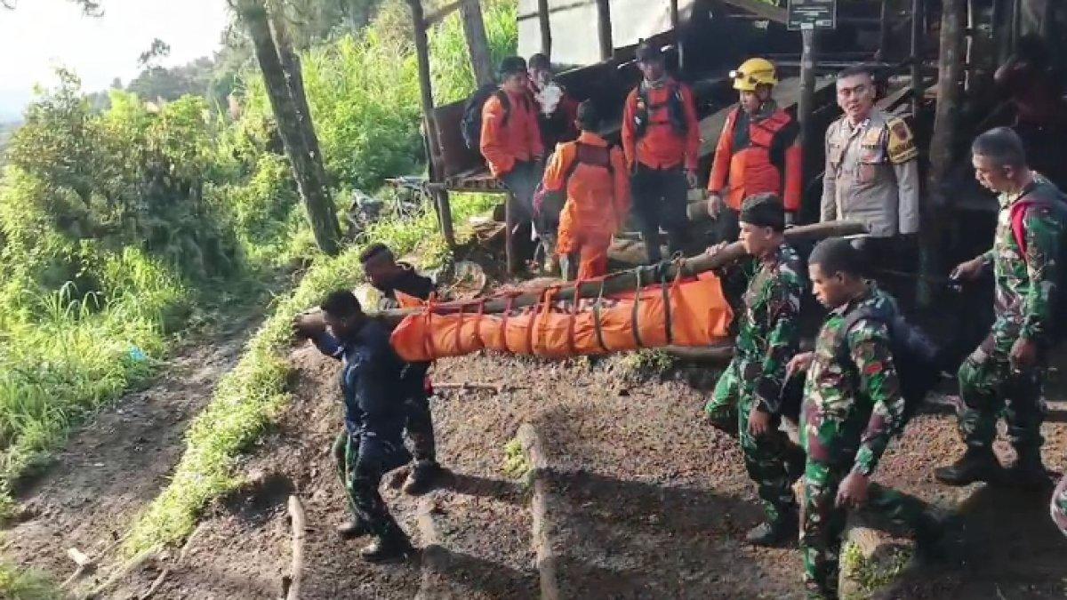 PENDAKI JATUH KE JURANG,- Tim SAR Gabungan mengevakuasi jasad Marcel (16) seorang pendaki asal Bekasi, Jawa Barat, yang terjatuh di jurang kawasan puncak Gunung Slamet, Jawa Tengah, Senin (24/2/2025)