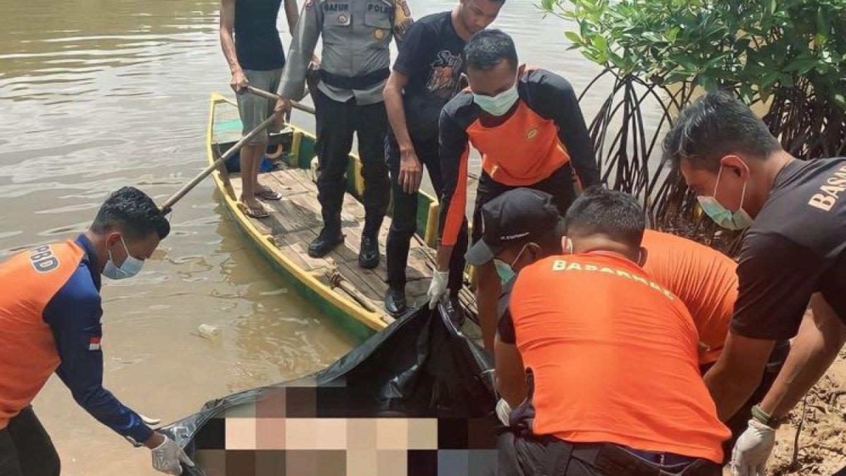 Tim SAR gabungan mengevakuasi jasad Rahmat Nurhakim, anak usia 14 tahun yang hilang terseret arus parit di Kampung Karang Rejo, Kota Tanjungpinang, Kepri, Senin (8/1/2024).