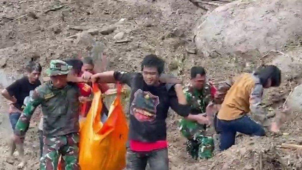 Tim SAR gabungan mengevakuasi korban longsor di lingkungan Palangka, Kelurahan Manggau, Kecamatan Makale, Tana Toraja, Sulawesi Selatan, Minggu (14/4/2024).