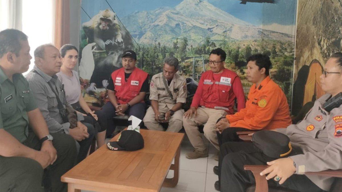 Tim SAR gabungan mengevakuasi seorang pendaki wanita asal Spanyol yang mengalami kelelahan di pos 4 jalur pendakian Gunung Merapi Kabupaten Boyolali, Jawa Tengah, Kamis (14/9/2023).