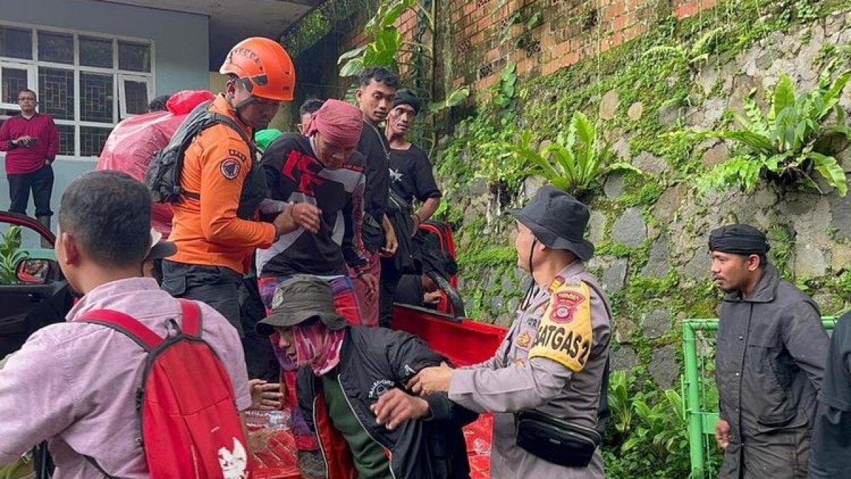 Tim SAR gabungan terdiri Basarnas, BPBD, Polres Bogor, Damkar dan dibantu warga sekitar melakukan evakuasi terhadap 16 pendaki yang tersesat di Gunung Gede Pangrango, Bogor, Jawa Barat, Senin (29/1/2024).