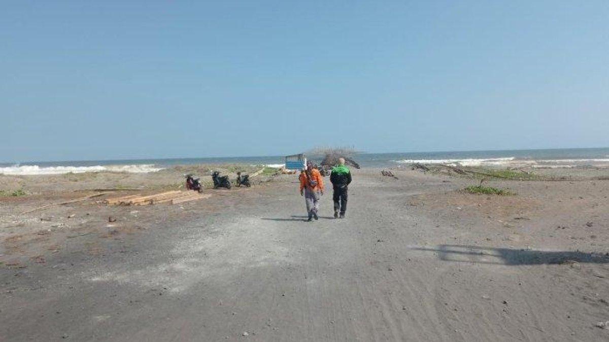 Tim SAR saat melakukan penyisiran darat dalam pencarian korban yang tenggelam saat ngonten di Muara Cikaso Tegalbuleud, tepatnya di Dermaga Eks PT. SBP