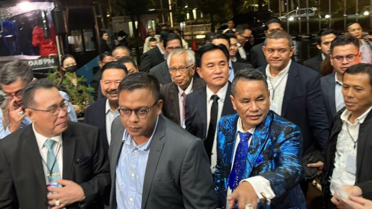 Tim hukum pasangan calon presiden dan calon wakil presiden nomor urut 2, Prabowo Subianto dan Gibran Rakabuming Raka mendatangi Gedung Mahkamah Konstitusi (MK) Senin (25/3/2024) malam. Tim Pembela Prabowo-Gibran itu di antaranya adalah Yusril Ihza Mahendra, Otto Hasibuan, Hinca Pandjaitan, Hotman Paris, hingga OC Kaligis.