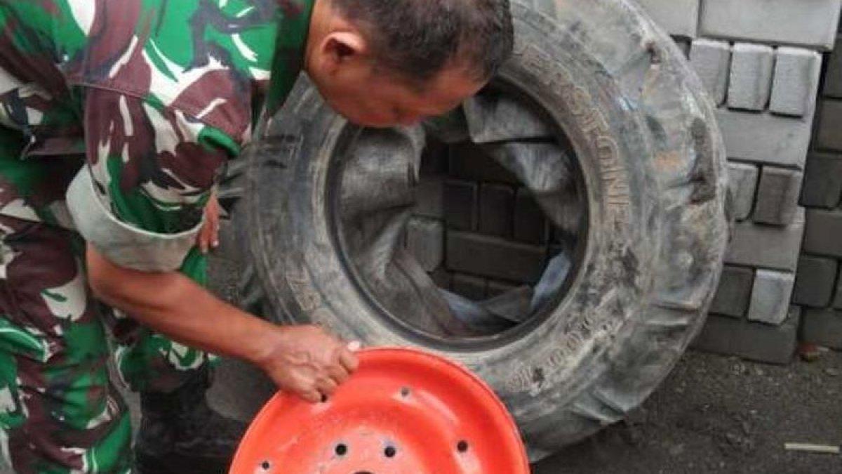 Tim medis menolong korban luka dan trauma akibat ban loader meletus di sebuah toko besi pada Pedukuhan Klopo X, Kalurahan Bendungan, Kapanewon Wates, Kabupaten Kulon Progo, Daerah Istimewa Yogyakarta.
