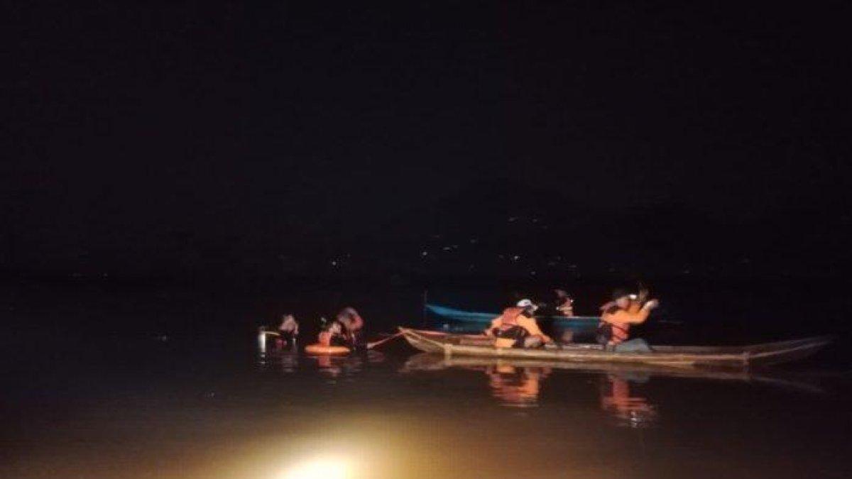 Tim penyelamat melakukan pencarian korban hanyut di Kali Tengah atau Sungai Candi, Desa Candirejo, Kecamatan Tuntang, Kabupaten Semarang, Senin (25/12/2023) malam. Pencarian dilakukan tim dengan menyelam di dekat muara sungai di sekitar Danau Rawa Pening.