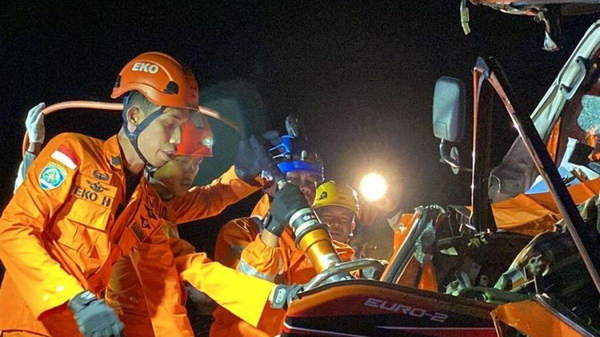 Tim rescue dari unit siaga Kulon Progo dan Yogyakarta menggunakan peralatan ekstraksi mengevakuasi korban terjepit bodi kendaraan, akibat minibus Isuzu Elf menabrak dump truk Hino di Jalan Sogan - Karangwuni, Pedukuhan V Karangrejo, Kalurahan Karangwuni, Kapanewon Wates, Kabupaten Kulon Progo, Daerah Istimewa Yogyakarta, Kamis (29/11/2023) sekitar pukul 23.05 WIB.