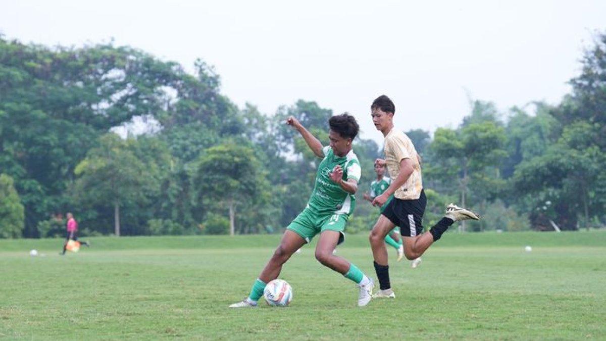 Timnas U-16 Indonesia saat menjalani laga uji coba melawan PSS Sleman U-16 di lapangan YIS, Sabtu (25/5/2024).