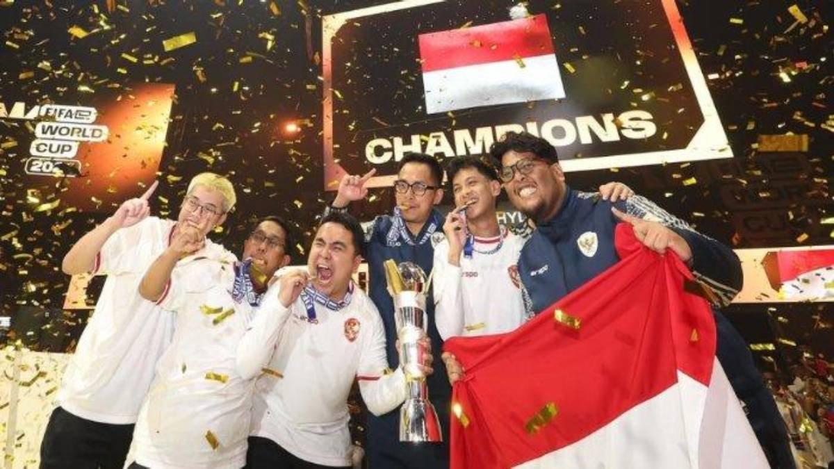 Timnas eFootball Indonesia yang diperkuat oleh Elga Cahya, Rizky Faidan, dan M Akbar Paudie keluar sebagai juara Piala Dunia eFootball 2024.