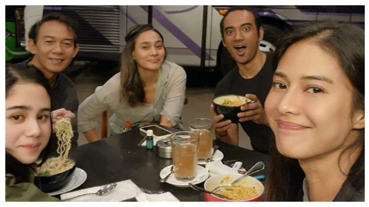 Momen Tissa Biani nongkrong bareng pemain Gadis Kretek di warkop