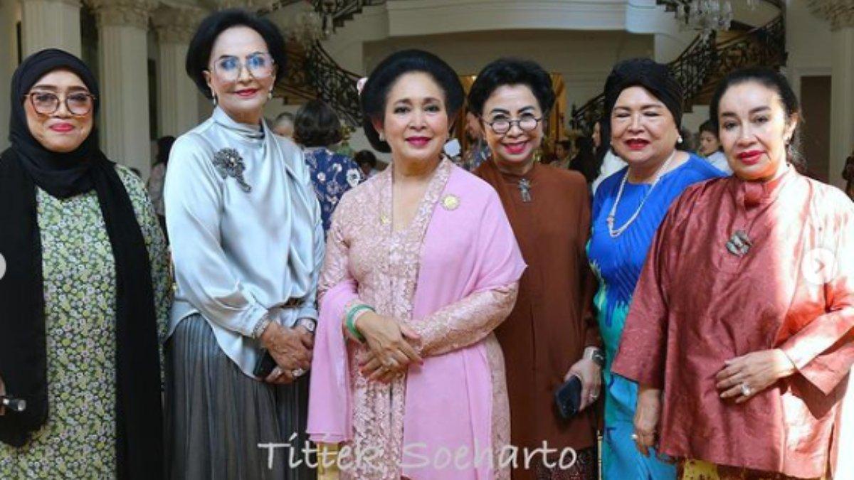 Titiek Seoharto foto bersama sahabat.