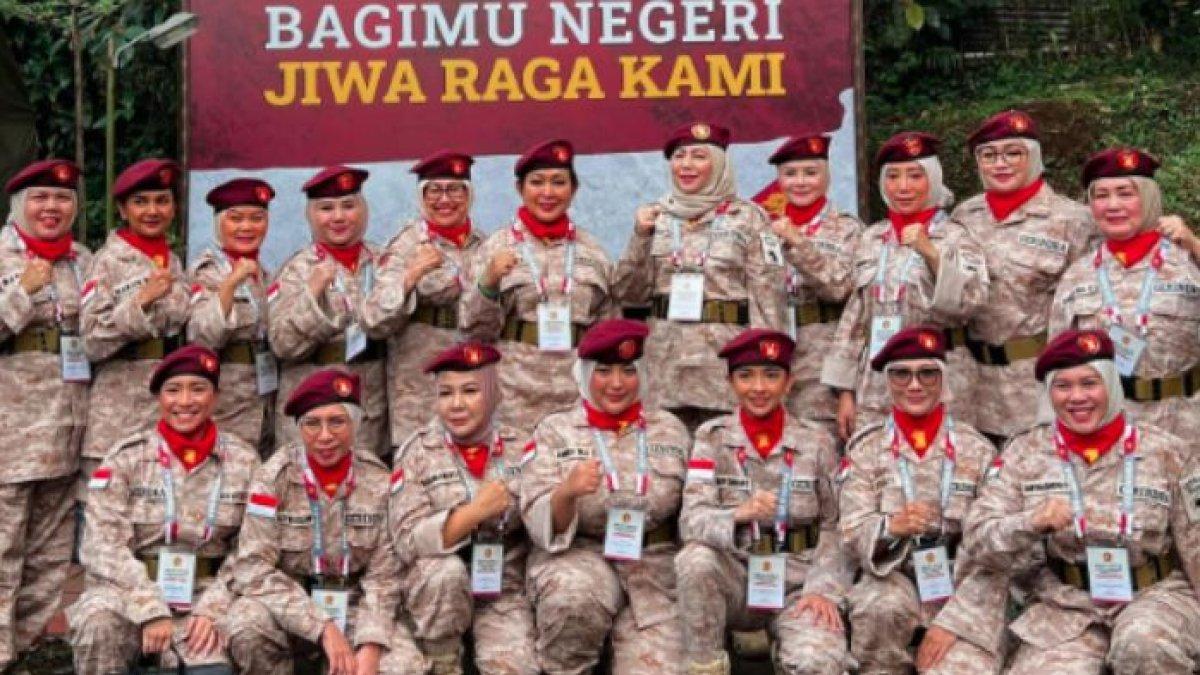 Titiek Soeharto Berseragam Militer Ikut Diklat DPR RI Partai Gerindra, Foto Bareng Prabowo