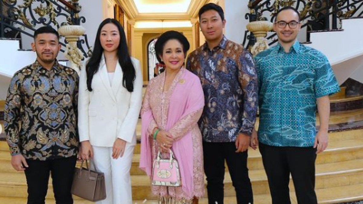 Titiek Soeharto Foto bersama Darma Mangkuluhur