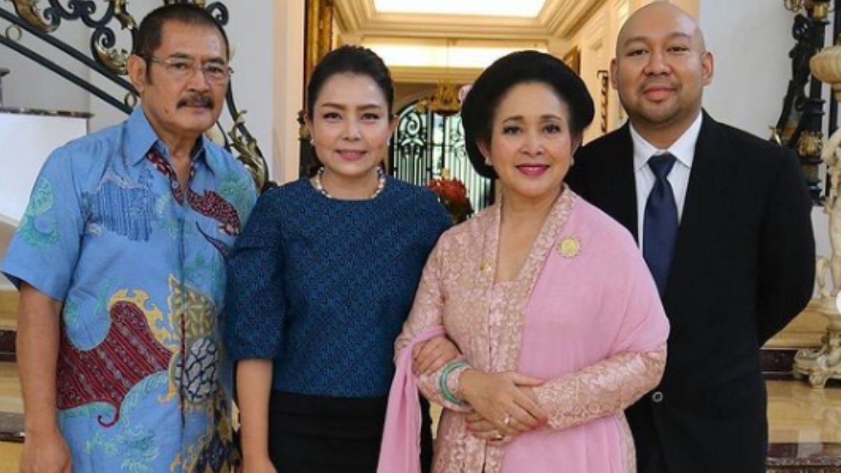 Titiek Soeharto foto bersama Mayangsari dan Bambang Trihatmodjo.