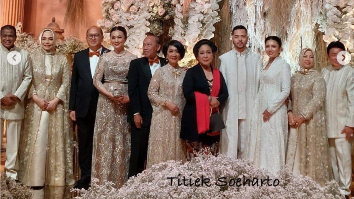 Titiek Soeharto pamer momen kondangan.