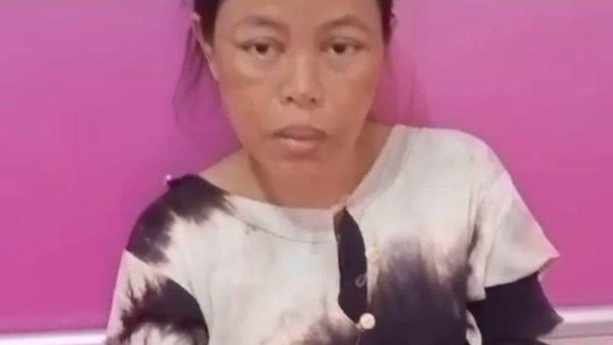 Titin Rohayatin bersama bayi laki-lakinya yang belum bisa pulang karena tak ada uang membayar biaya persalinan