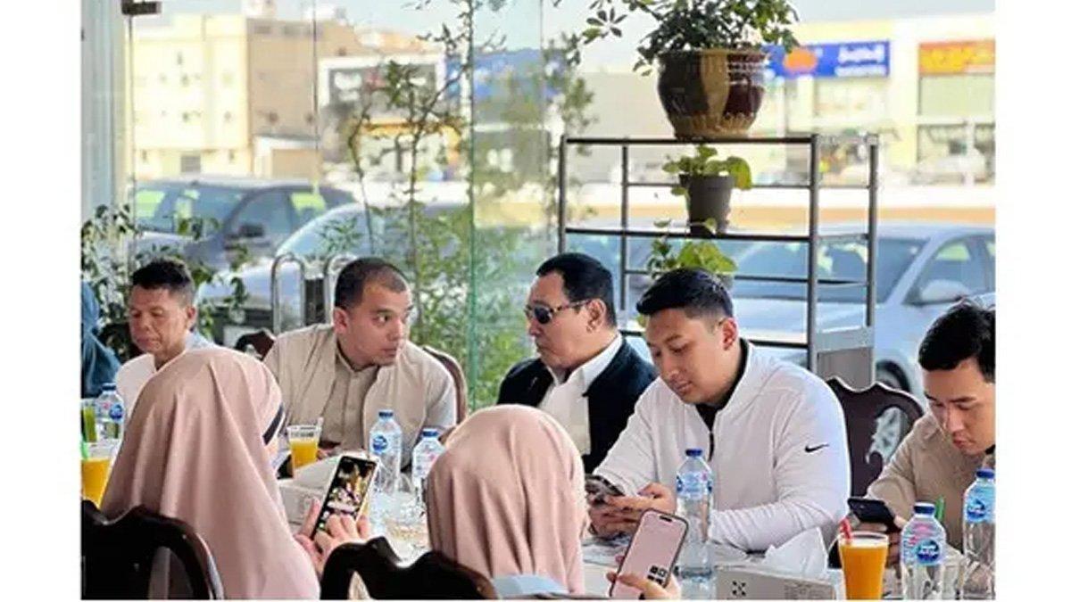 Tommy Soeharto dan Darma Mangkuluhur saat menjalankan umrah.