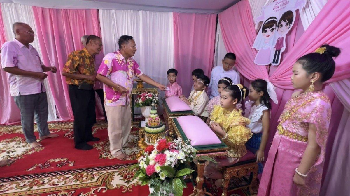 Tradisi menikahkan anak kembar di Thailand