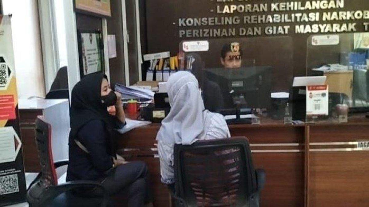 Tri Sulastri (24) akhirnya kecewa dan mendatangi Sentra Pelayanan Kepolisian Terpadu (SPKT) Polrestabes Palembang, untuk melaporkan kasus penipuan yang dilakukan oleh sahabatnya sendiri.