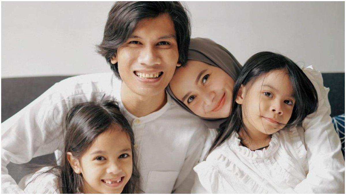 Tria Ramadhani atau Tria Changcuter dan keluarga.