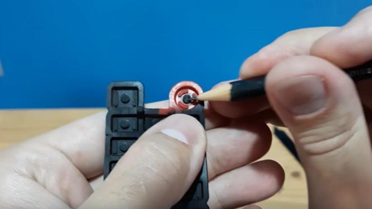 Trik agar remote TV bisa digunakan normal kembali, hanya bermodalkan pensil kayu biasa. Rahasinya ada di bagian ini.