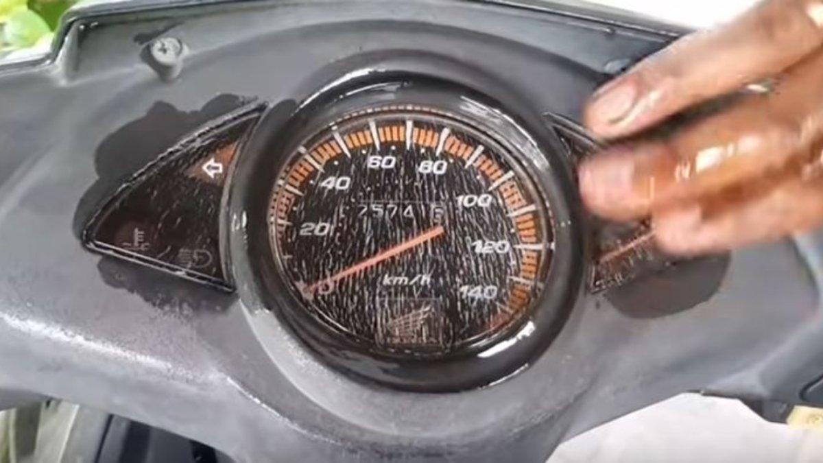 Nyesel baru tahu sekarang, inilah tips dan trik dalam menghilangkan retak-retak pada kaca speedometer motor.
