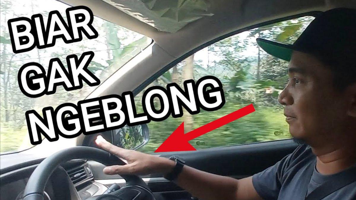 Pakai trik mengendarai mobil matic saat melewati turunan curam dan panjang agar tidak blong.