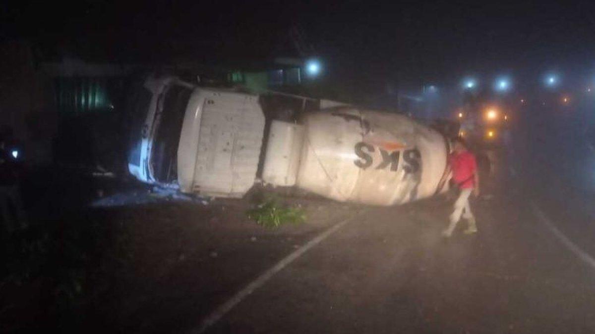 Truk mixer beton rebah di jalan menurun Jalan Jonggrangan—Gua Kiskendo, Kapanewon Girimulyo, Kabupaten Kulon Progo, Daerah Istimewa Yogyakarta, Kamis (30/11/2023) pukul 22.00 WIB.