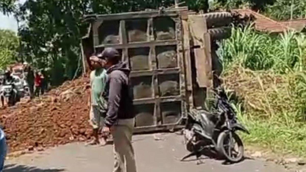 Truk pengangkut material tol Probowangi mengalami kecelakaan hingga menyebabkan dua korban tewas di Kabupaten Probolinggo, Jawa Timur, Senin (18/12/2023).