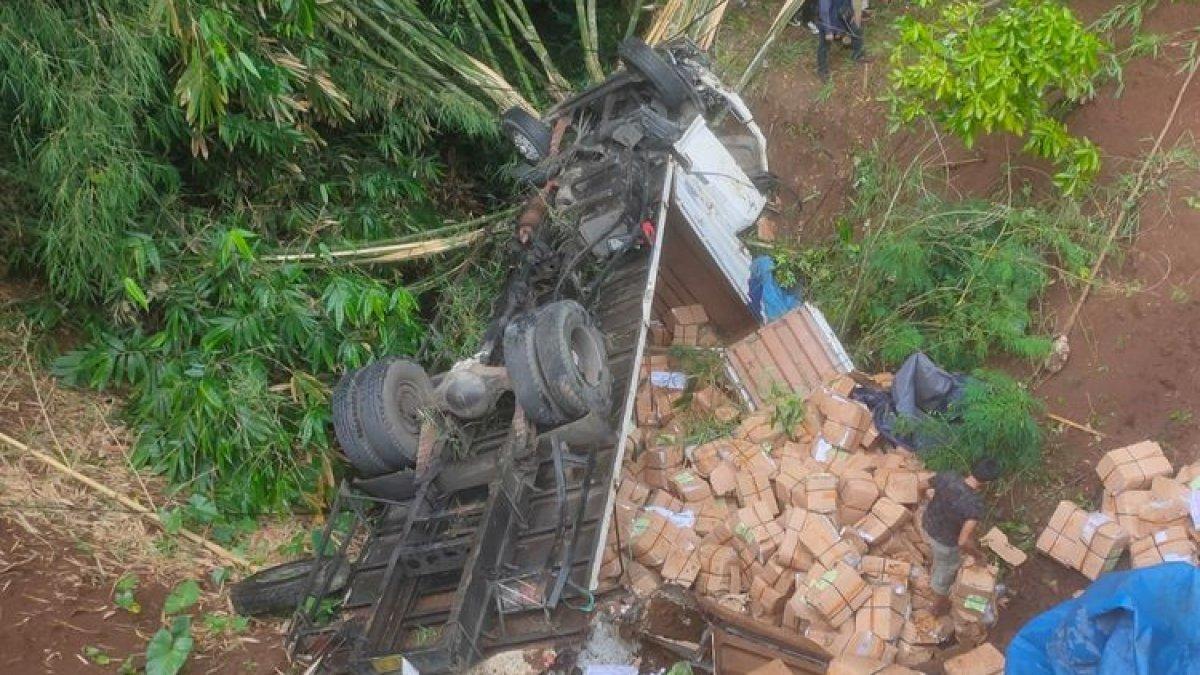 Truk pengangkut surat suara yang masuk ke jurang di wilayah Semarang, Sabtu (6/1/2024).
