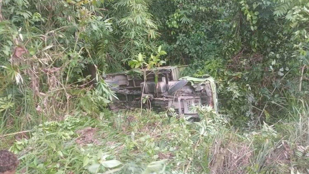 Truk yang mengangkut puluhan penumpang terbalik di jalan turunan di Desa Piliana Kecamatan Tehoru, Kabupaten Maluku Tengah, Minggu petang (12/11/2023). Empat orang tewas dalam kecelakaan tersebut.