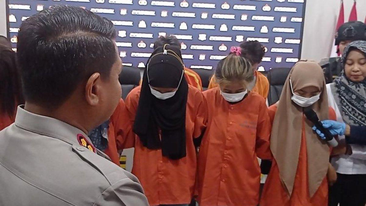 Tujuh selebgram asal Ngawidiamakan polisi karena mempromosikan judi online melalui akun Instagram milik mereka. Dalam sebulan mereka mendapat penghasilan 1 hngga Rp 2 juta rupiah.