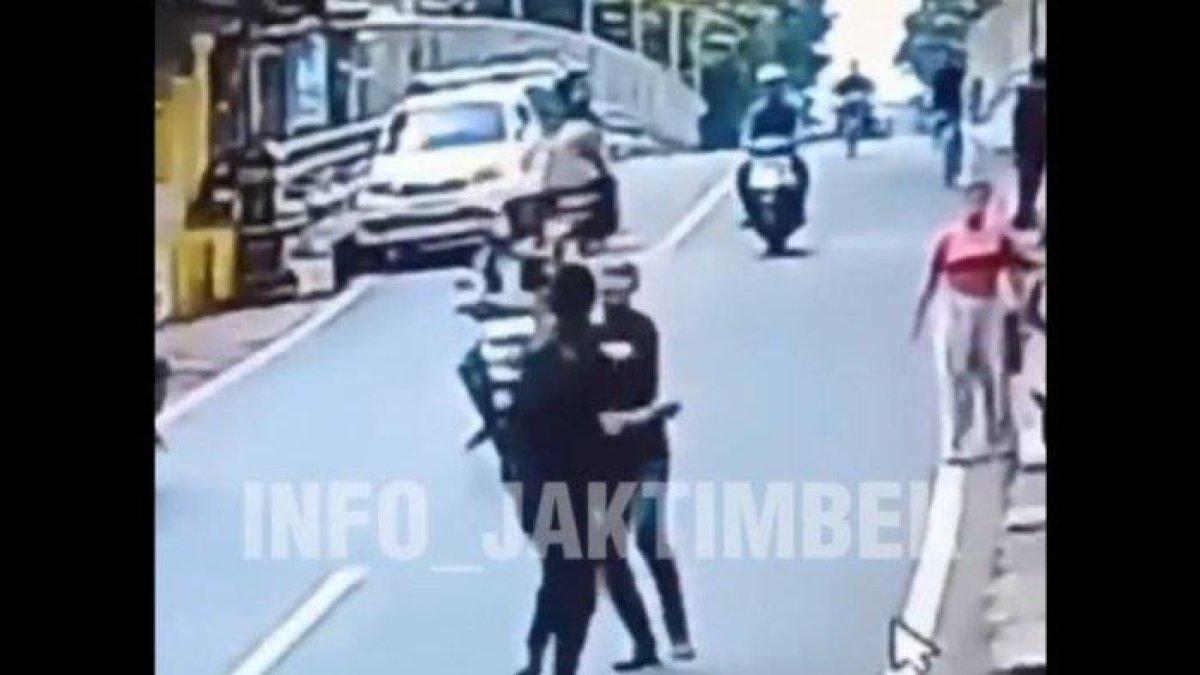 SERANG PELANGGAN - Tukang cukur dan pelangganya bersitegang akibat cukuran yang tidak rapi, Senin (9/6/2025). Tukang cukur pun menyerang pelanggannya dengan gunting.