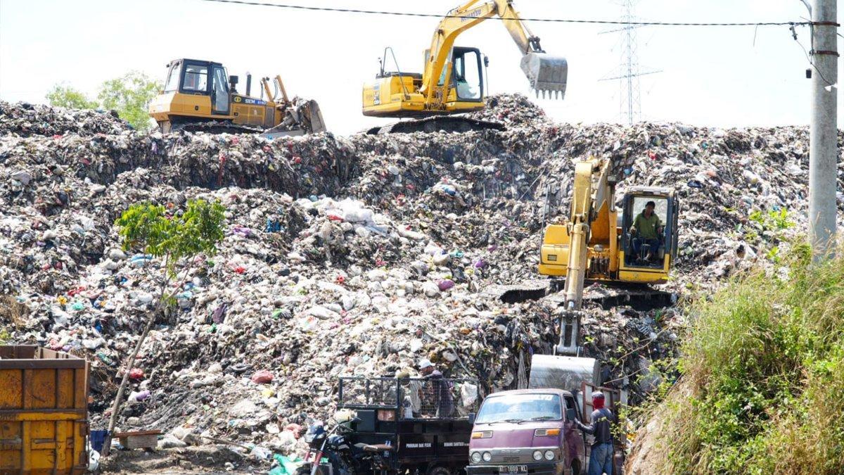 MASALAH SAMPAH KLATEN - Potret kondisi TPA Troketon, Desa Troketon, Kecamatan Pedan, Klaten, Sabtu (12/5/2025), terlihat tumpukan sampah menggunung di salah satu landfill.