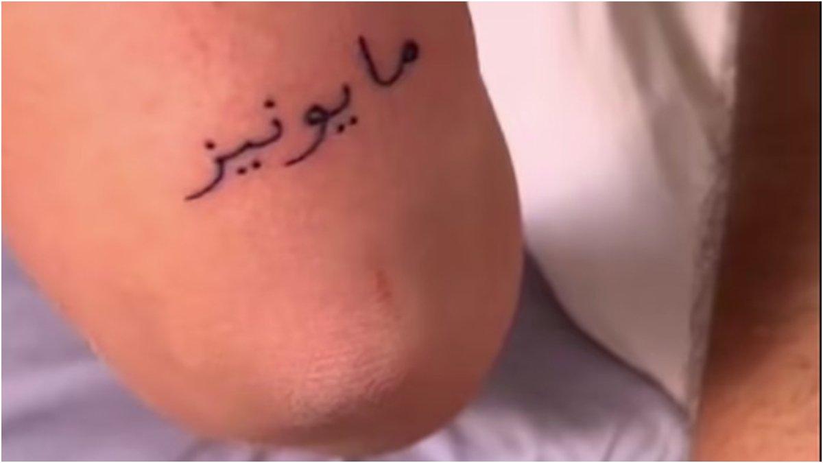 Turis Swedia tato lengan dalam bahasa Arab.