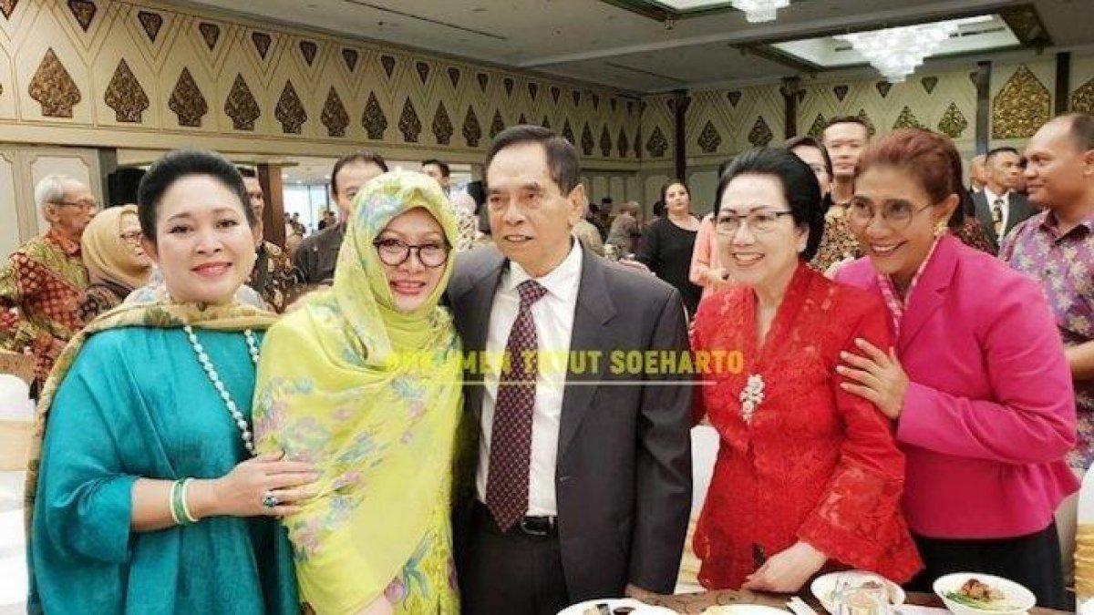 Tutut Soeharto (kedua dari kiri) jadi comblang antara Wismoyo Arismunandar dan Siti Hardjanti. Foto diambil saat ulang tahun pernikahan pada 11 November 2018.